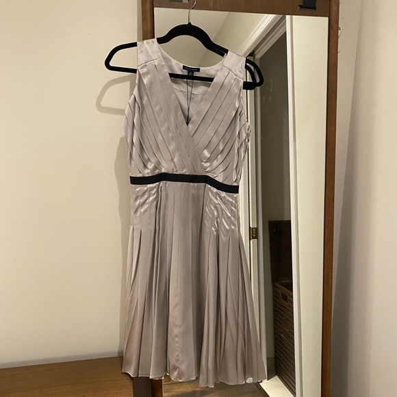 Tommy Hilfiger silk silver dress size 6 NWT - Picture 2 of 6